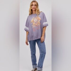 NWT DAYDREAMER QUEEN VARSITY CREST TEE, O/S